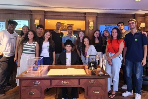 alunos no museu da B3 - 2.webp